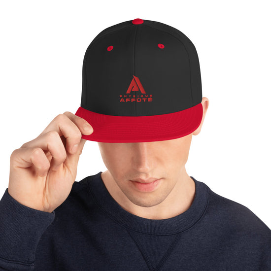 Homme avec une casquette noir et visière rouge logo rouge physique-affûté