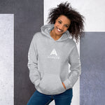 femme avec un sweat à capuche couleur gris clair de la marque physique affûté vue de face