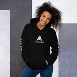 femme avec un sweat à capuche noir de la marque physique affûté vue de face