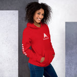 femme avec un sweat à capuche couleur rouge de la marque physique affûté vue de côté droit