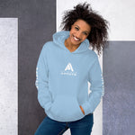 femme avec un sweat à capuche couleur bleu ciel de la marque physique affûté vue de face
