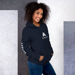 femme avec un sweat à capuche bleu marine de la marque physique affûté vue de côté droit