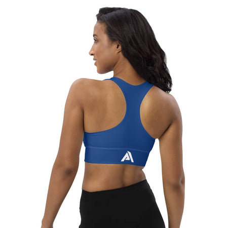 femme avec un soutien-gorge de sport de couleur bleu avec le logo blanc sur le bas 