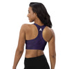 femme vue de dos portant une brassière de sport violet avec le logo imprimé à l'arrière de couleur blanc